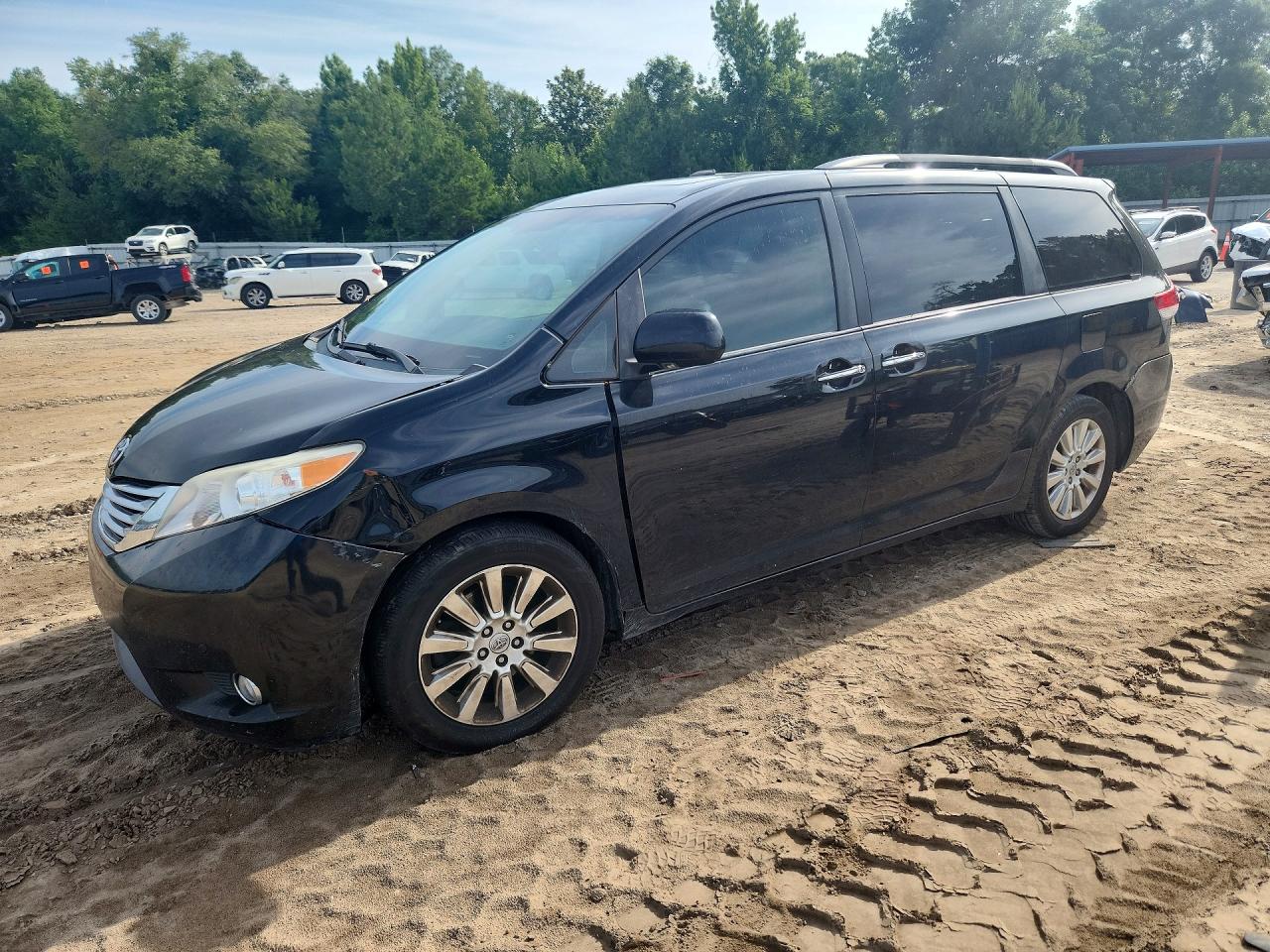 Salvage Toyota Sienna Image