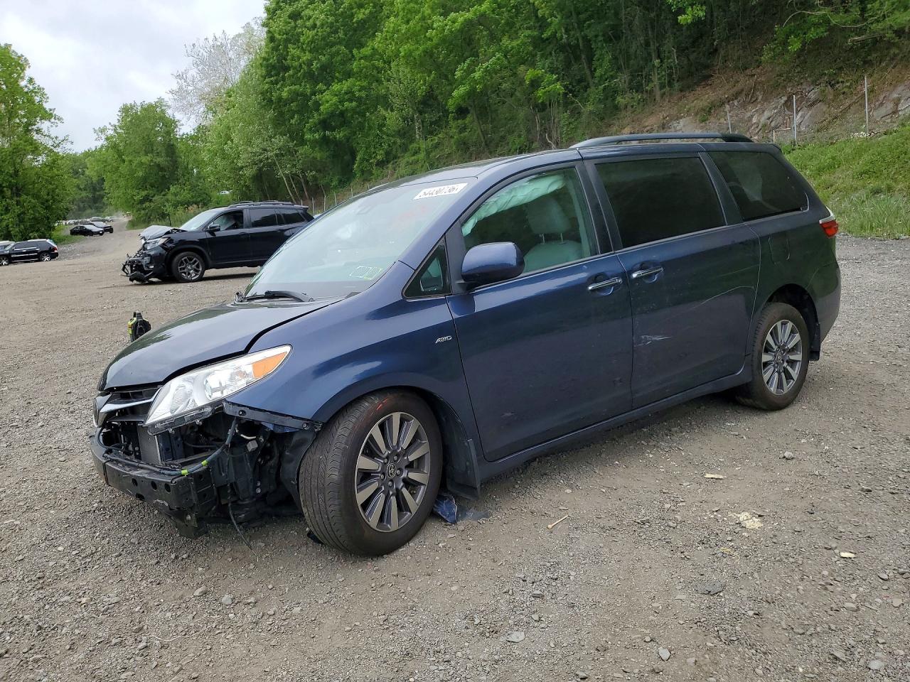 Salvage Toyota Sienna Image
