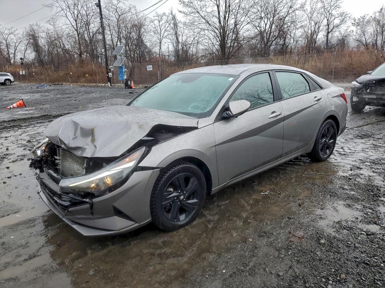 Salvage Hyundai ELANTRA Image