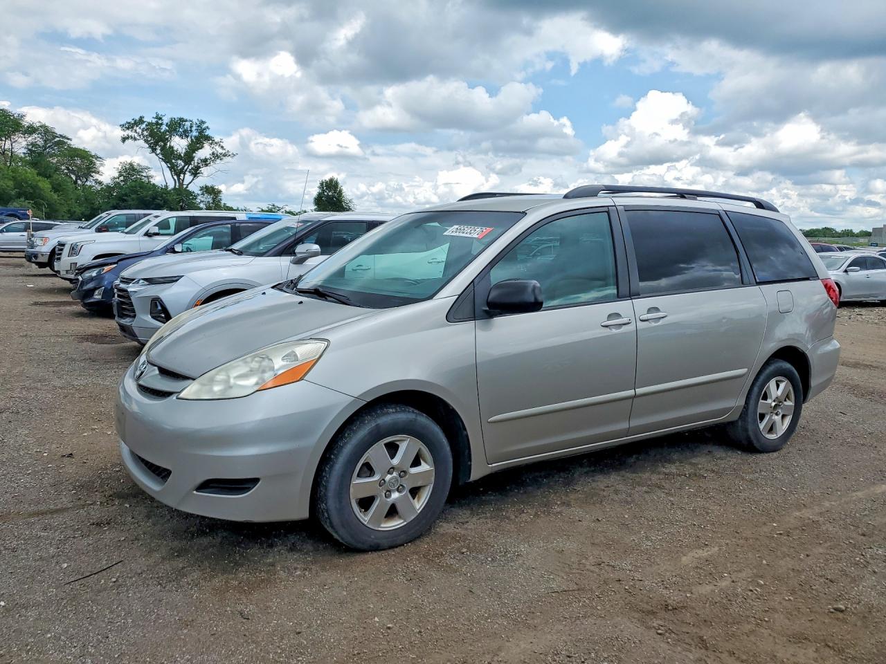 Salvage Toyota Sienna Image