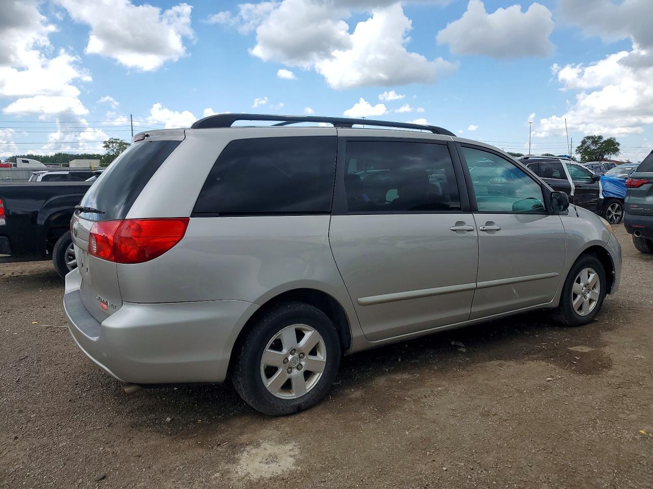 Toyota Sienna Le 8-passenger