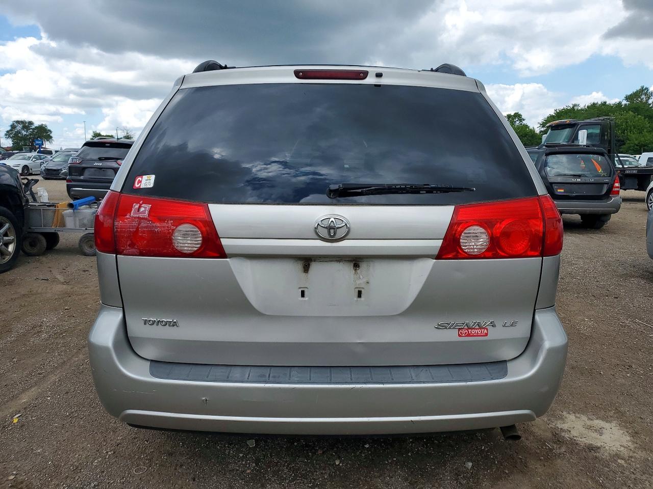 Toyota Sienna Le 8-passenger