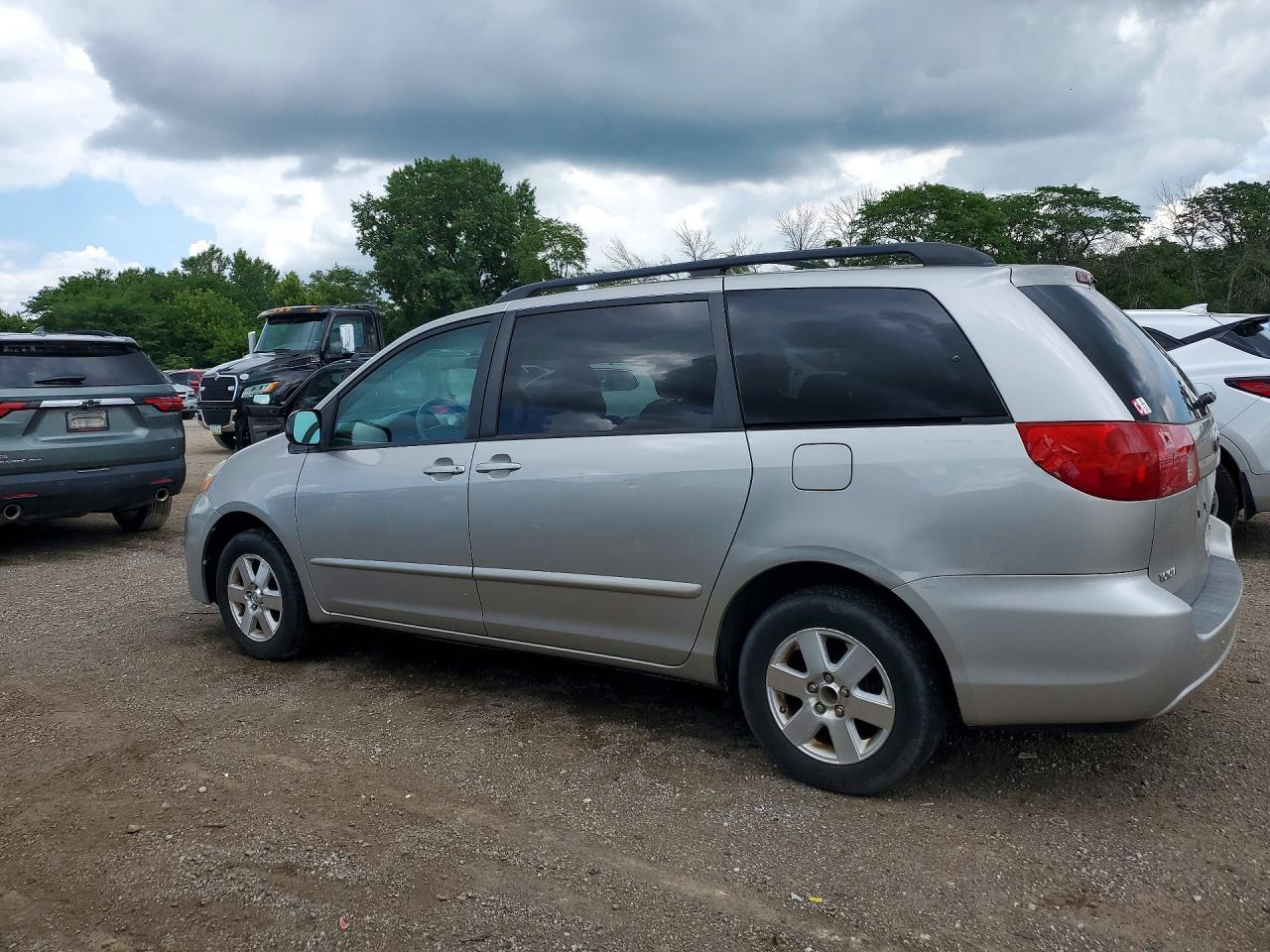 Toyota Sienna Le 8-passenger