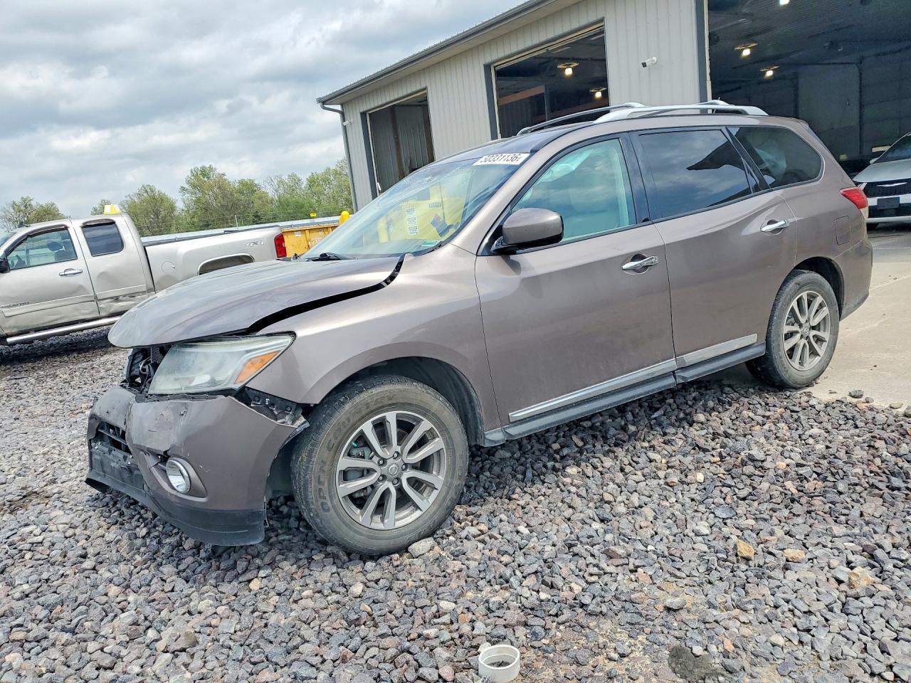 Salvage Nissan Pathfinder Image