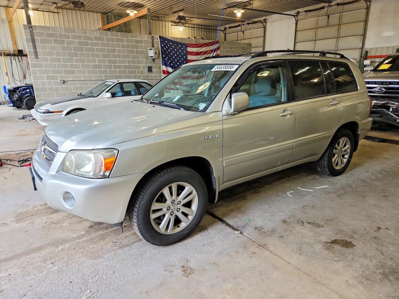 Salvage Toyota Highlander Image