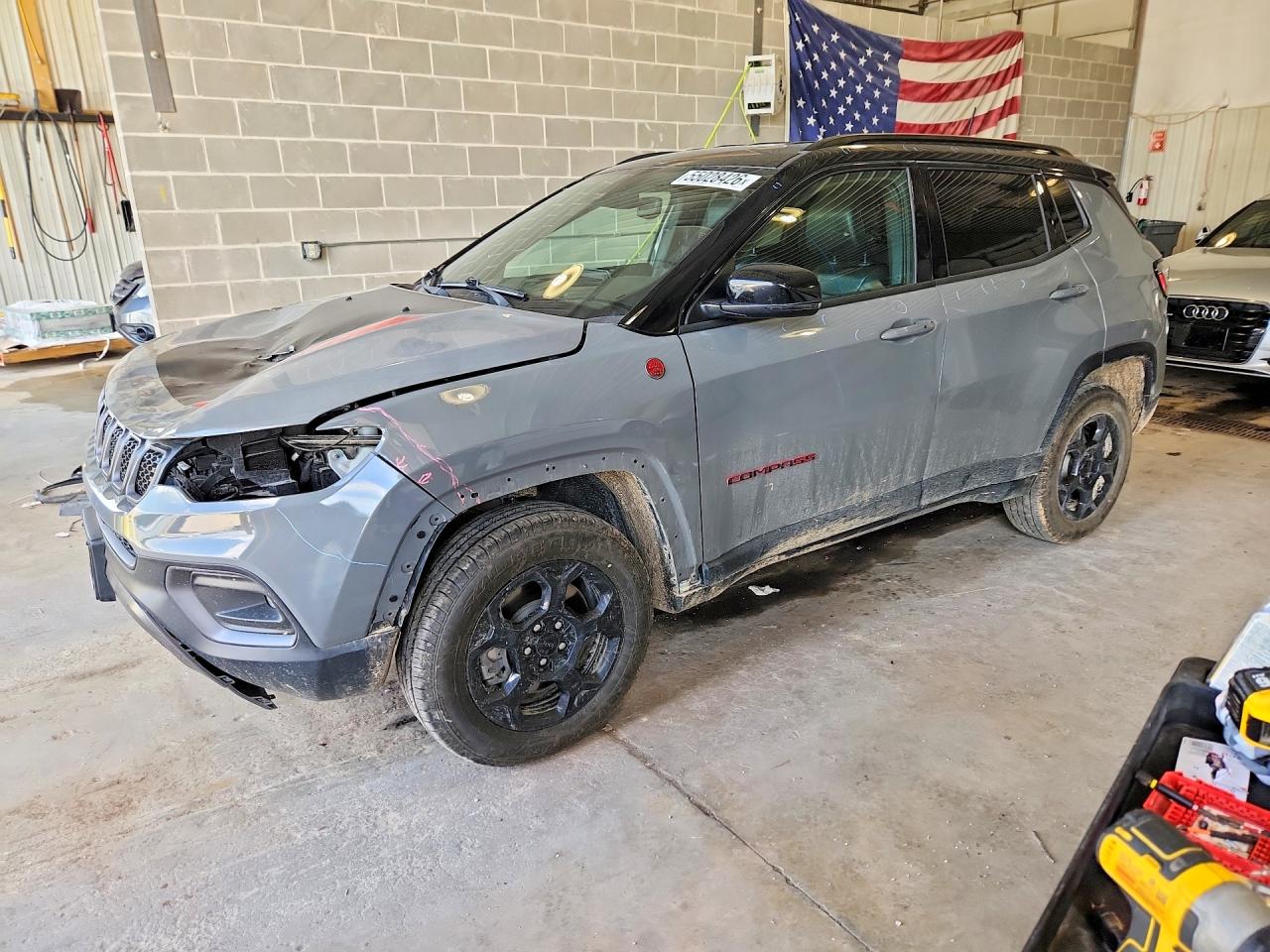 Salvage Jeep Compass Image