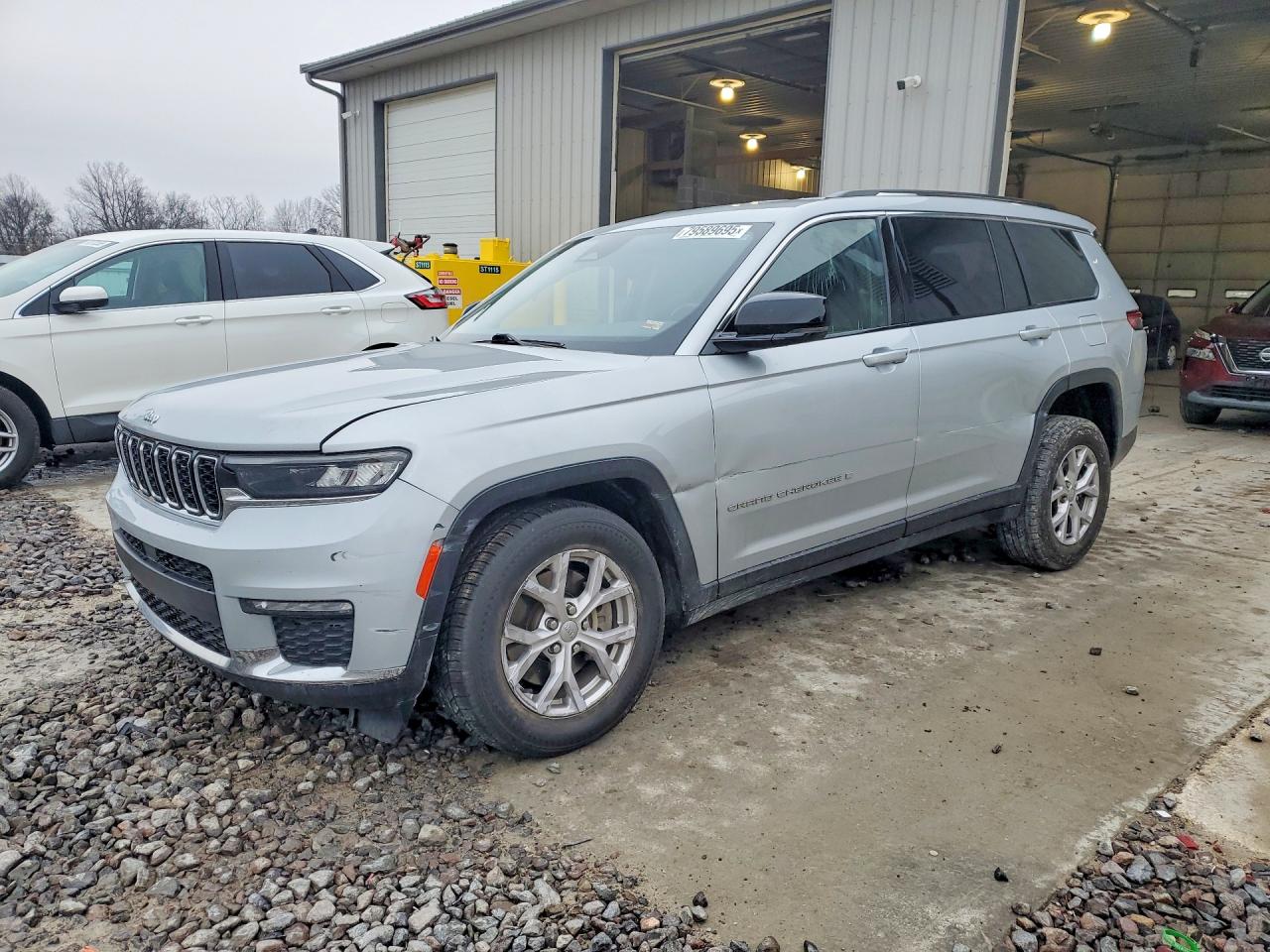Salvage Jeep Cherokee Image