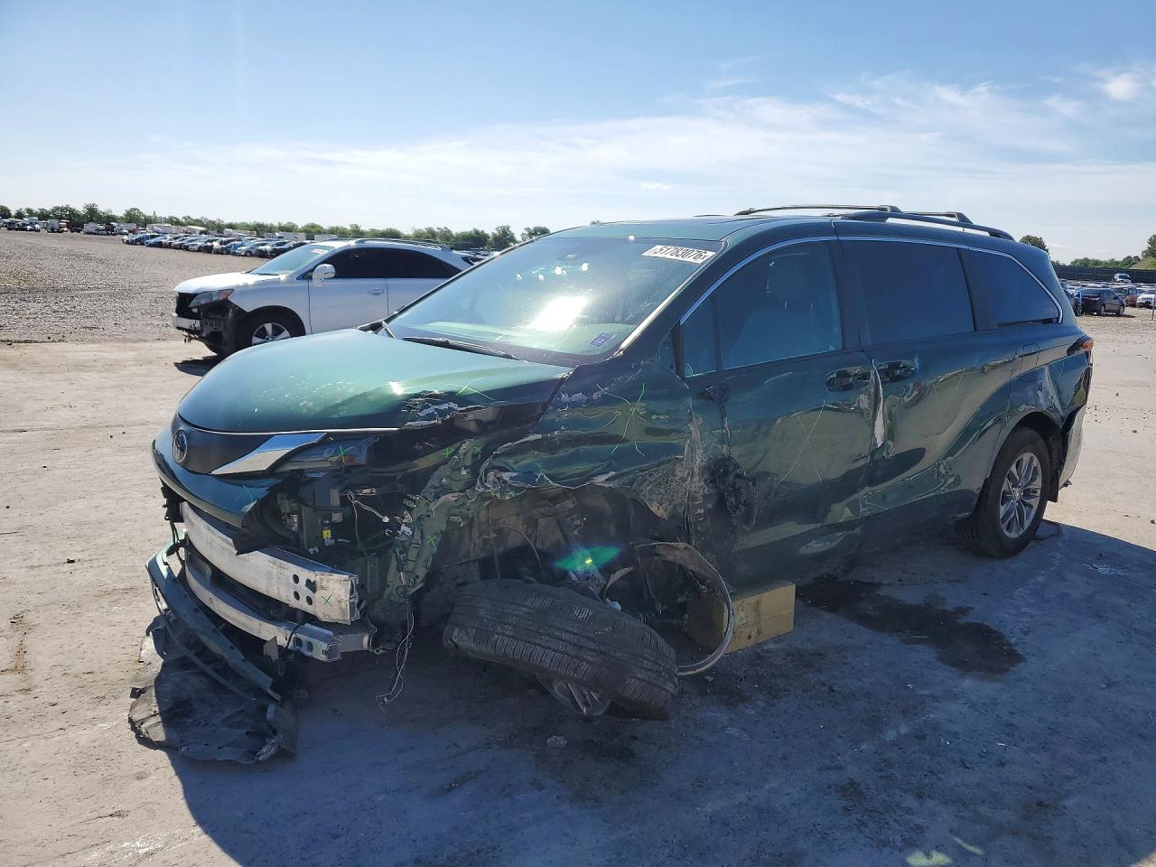 Salvage Toyota Sienna Image