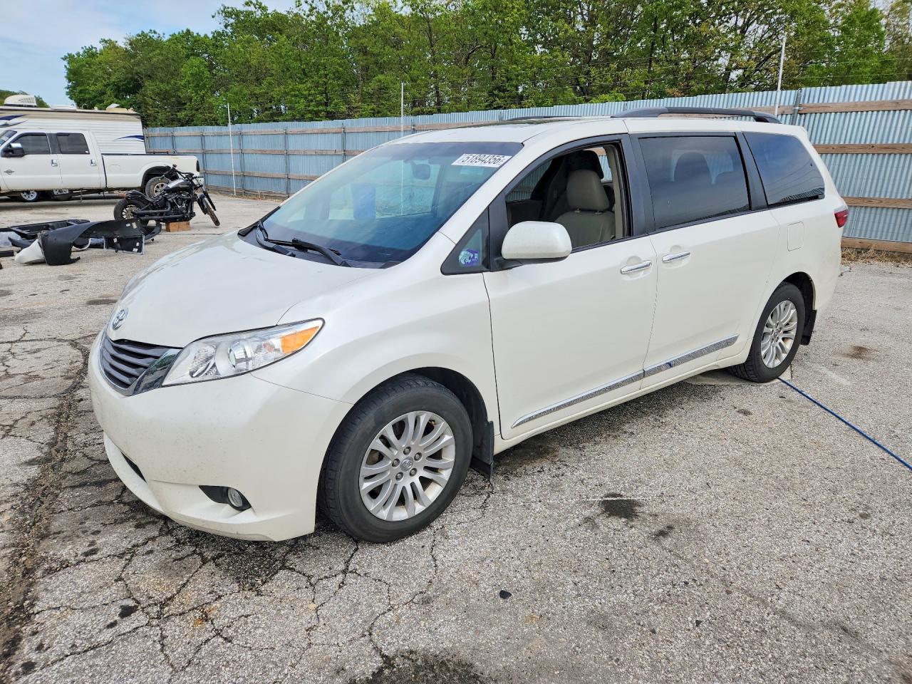 Salvage Toyota Sienna Image