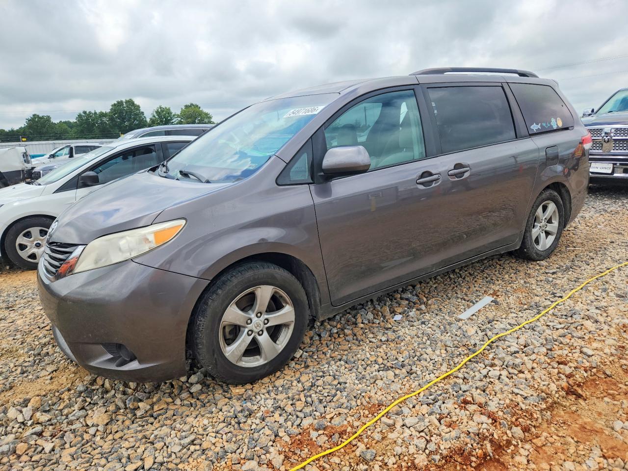 Salvage Toyota Sienna Image