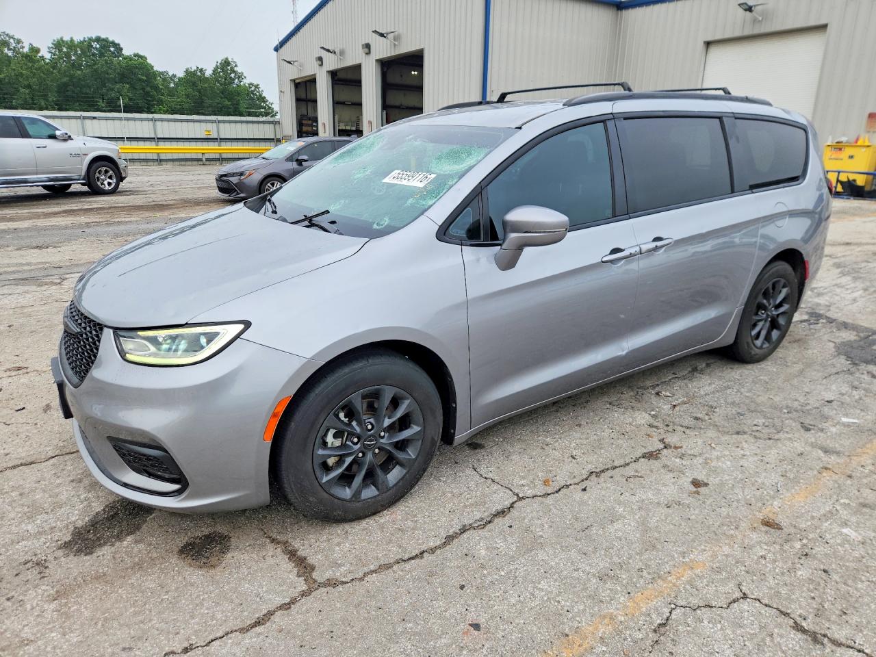 Salvage Chrysler Pacifica Image