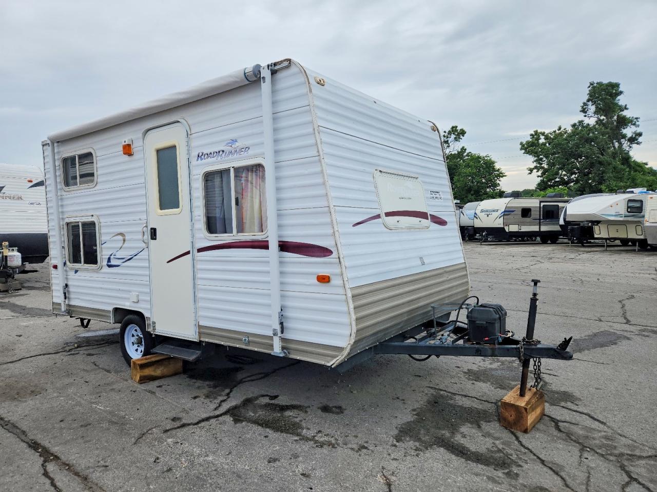 Salvage Sunlite Trailers Image