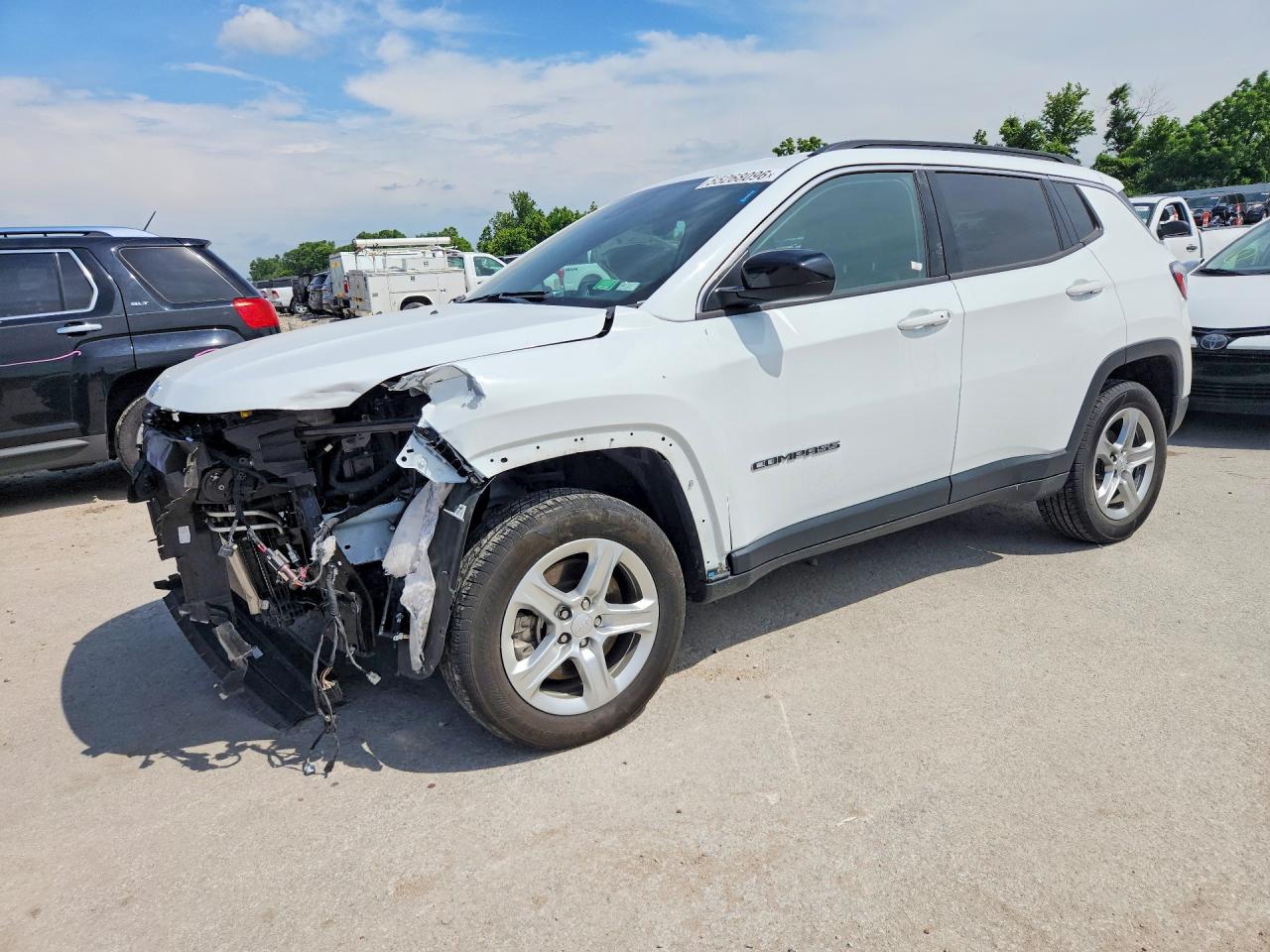 Salvage Jeep Compass Image