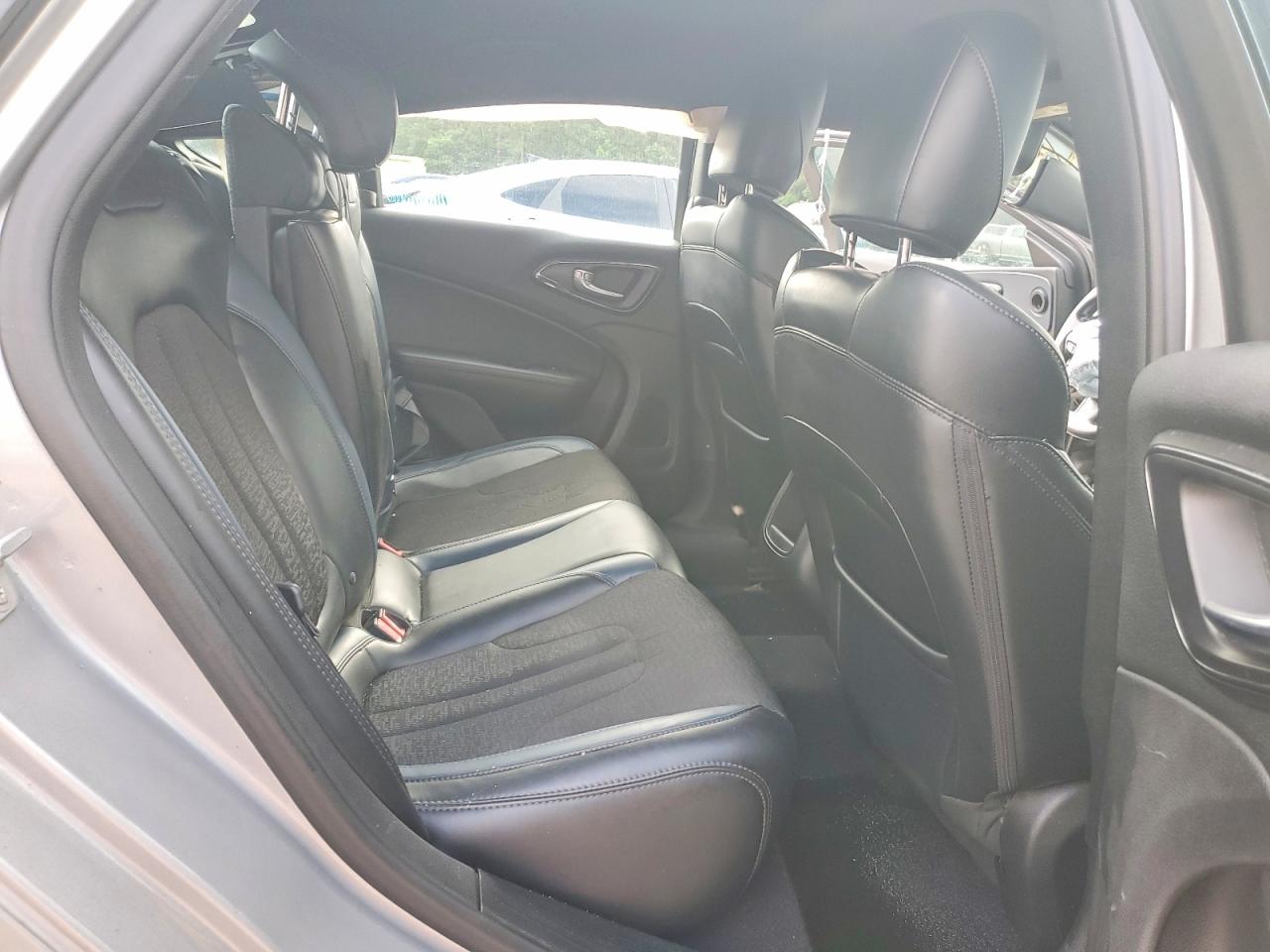 Chrysler 200 S
