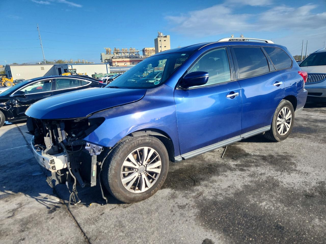 Salvage Nissan Pathfinder Image