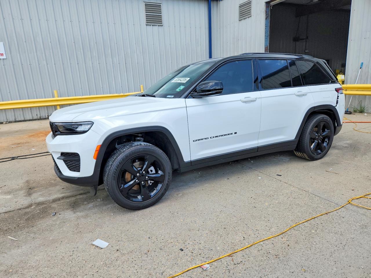 Salvage Jeep Cherokee Image