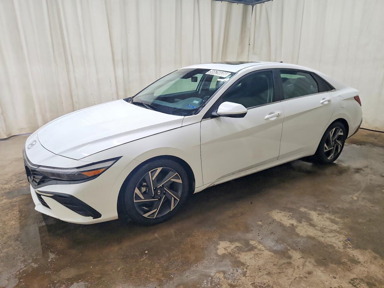 Salvage Hyundai ELANTRA Image