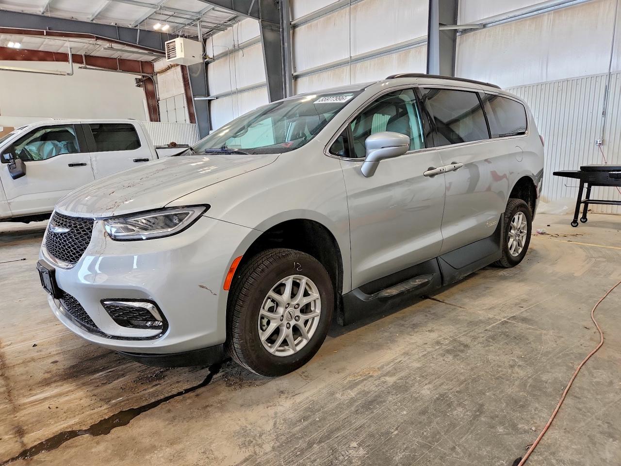 Salvage Chrysler Pacifica Image
