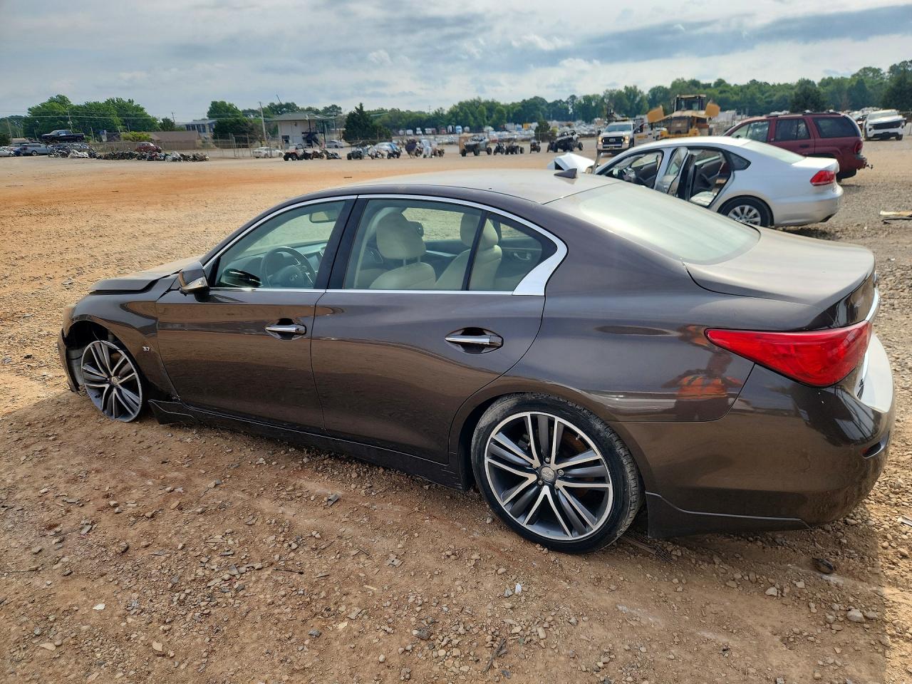 INFINITI Q50 Premium