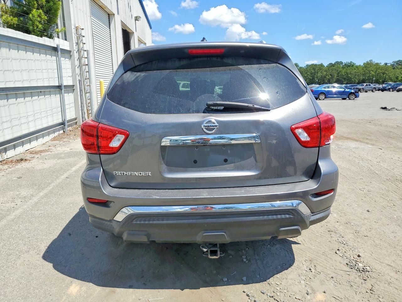 Nissan Pathfinder S