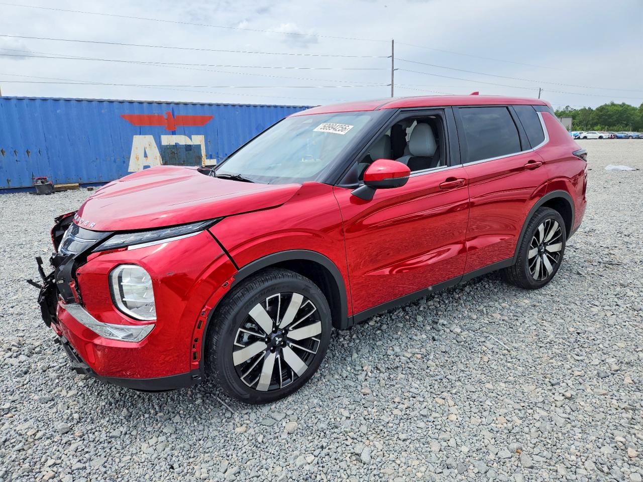 Salvage Mitsubishi Outlander Image