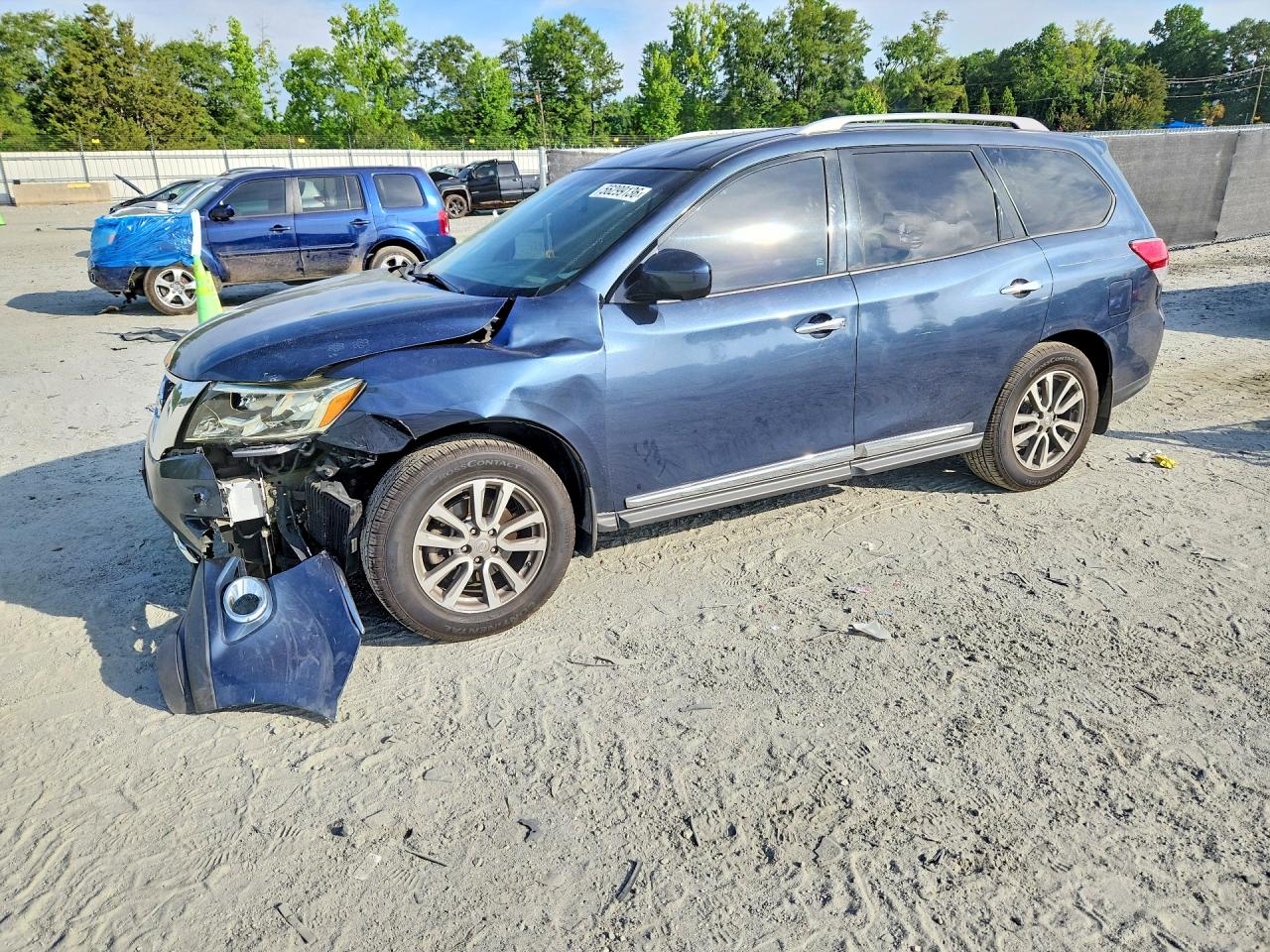 Salvage Nissan Pathfinder Image