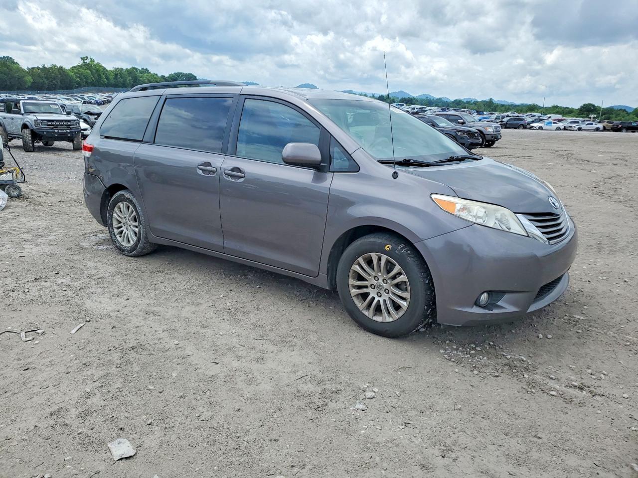 Toyota Sienna Xle 8-passenger