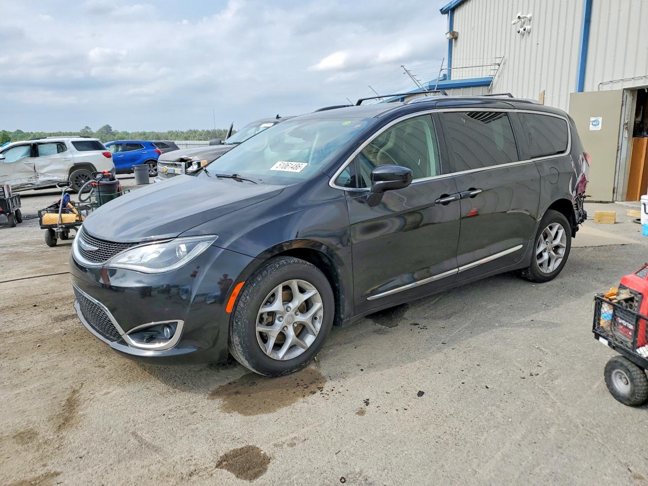 Salvage Chrysler Pacifica Image