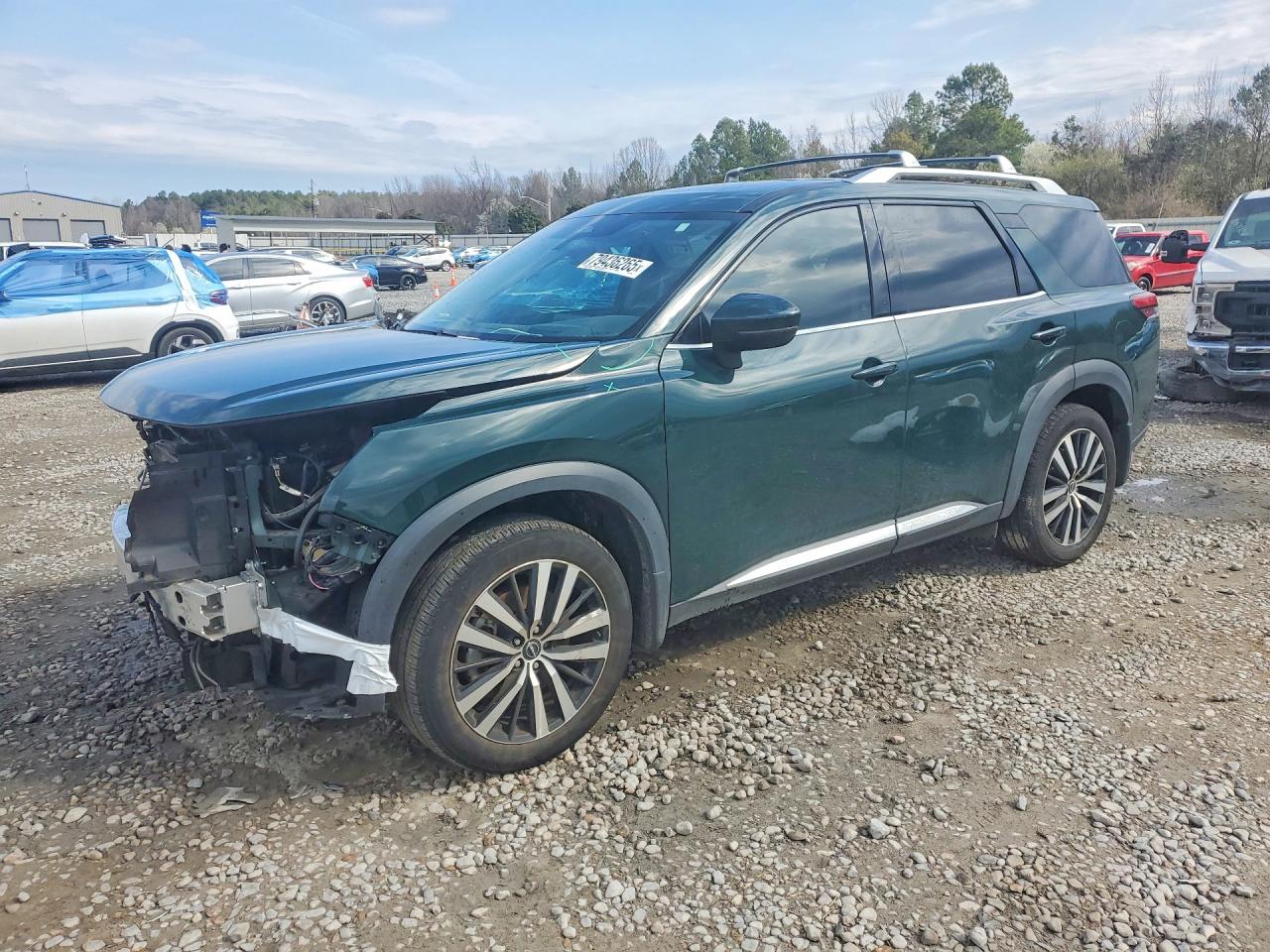 Salvage Nissan Pathfinder Image