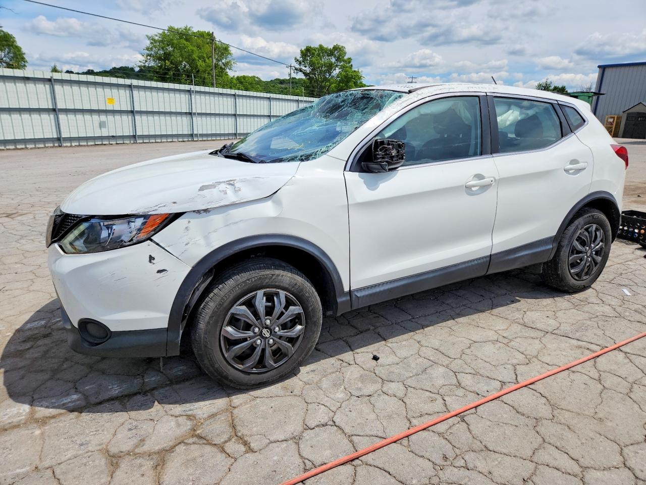 Salvage Nissan Rogue Image