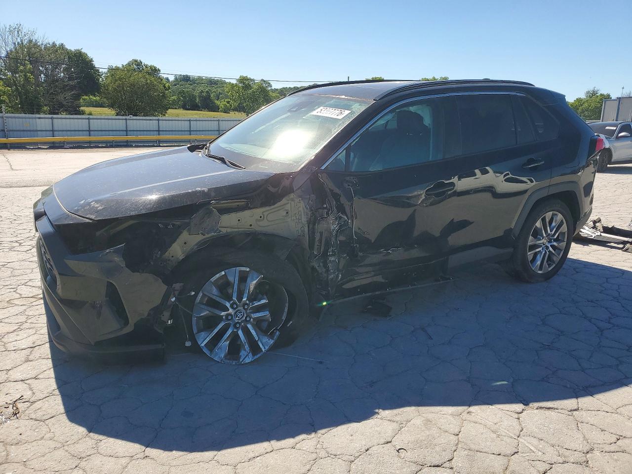 Salvage Toyota RAV4 Image