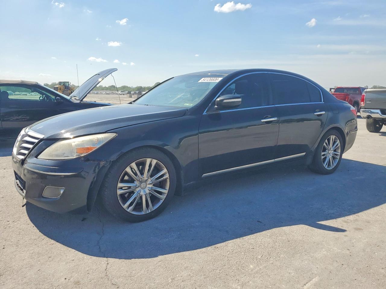 Salvage Hyundai Genesis Image