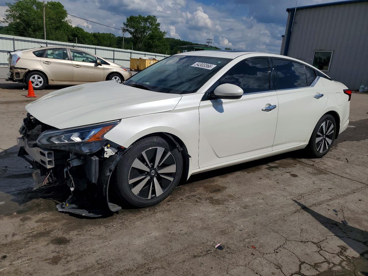 Salvage Nissan Altima Image