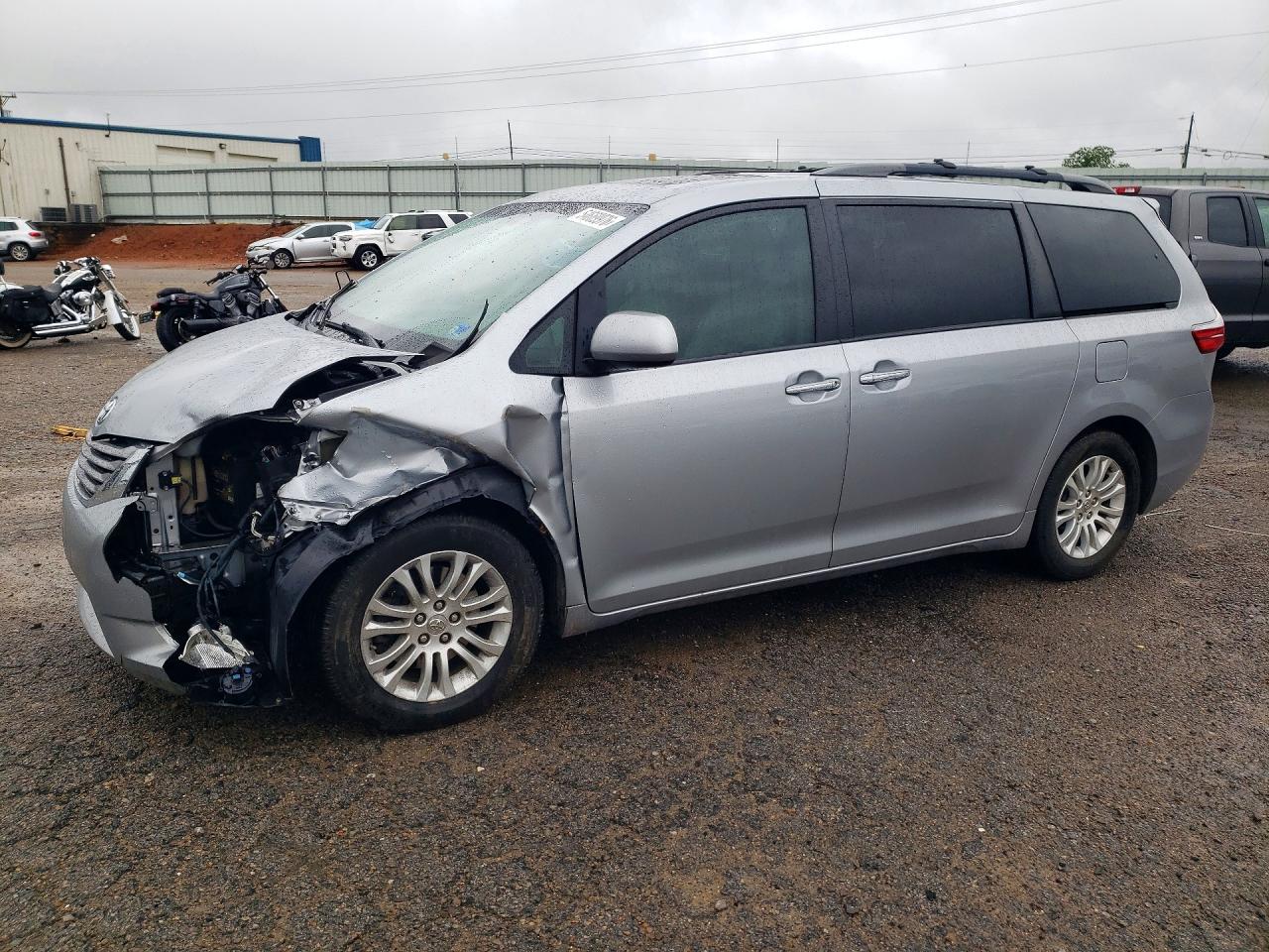 Salvage Toyota Sienna Image