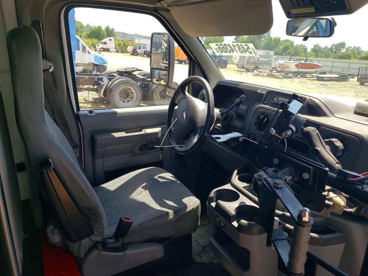 Ford Econoline E350 Super Duty Cutaway Van