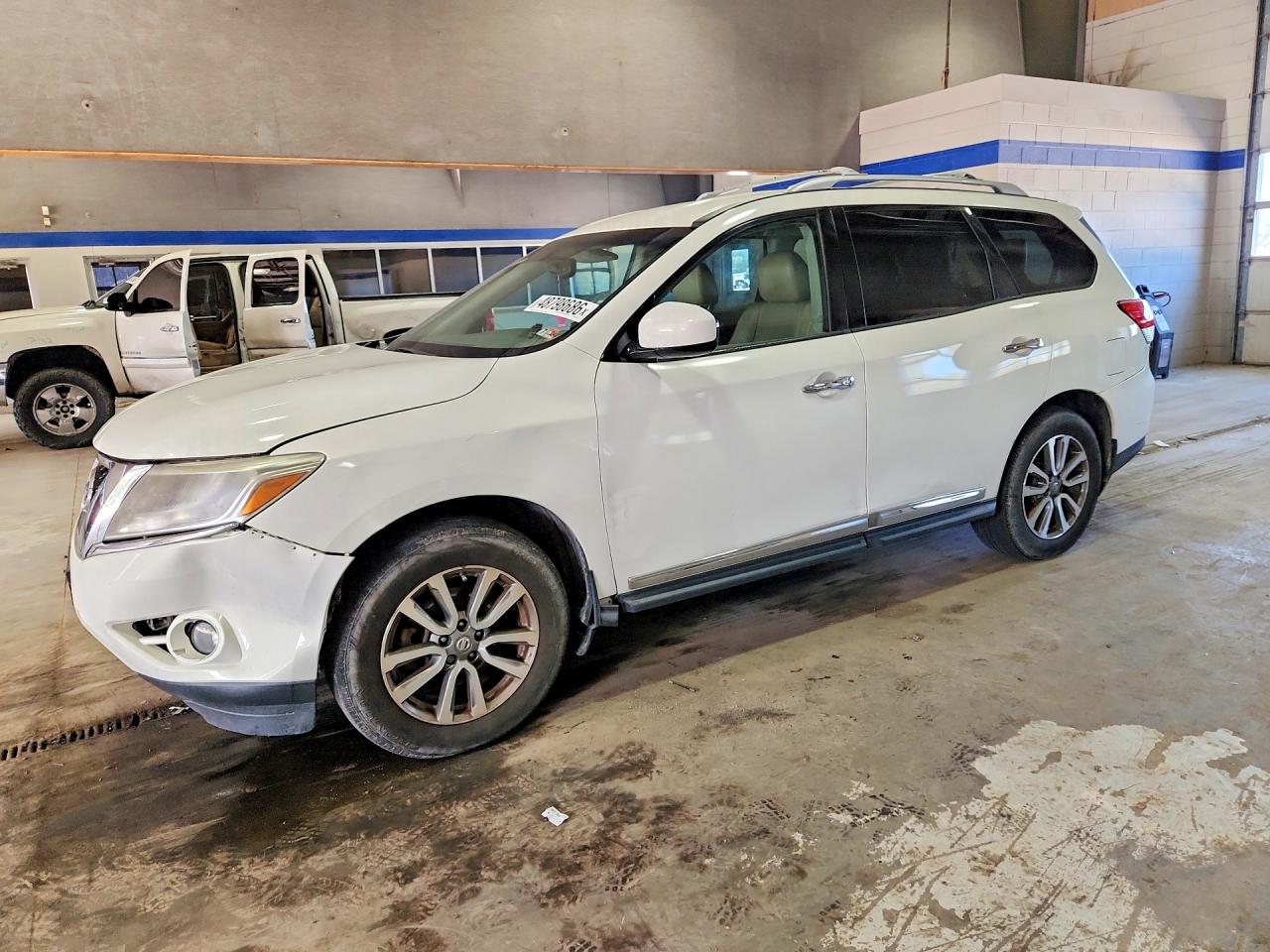 Salvage Nissan Pathfinder Image