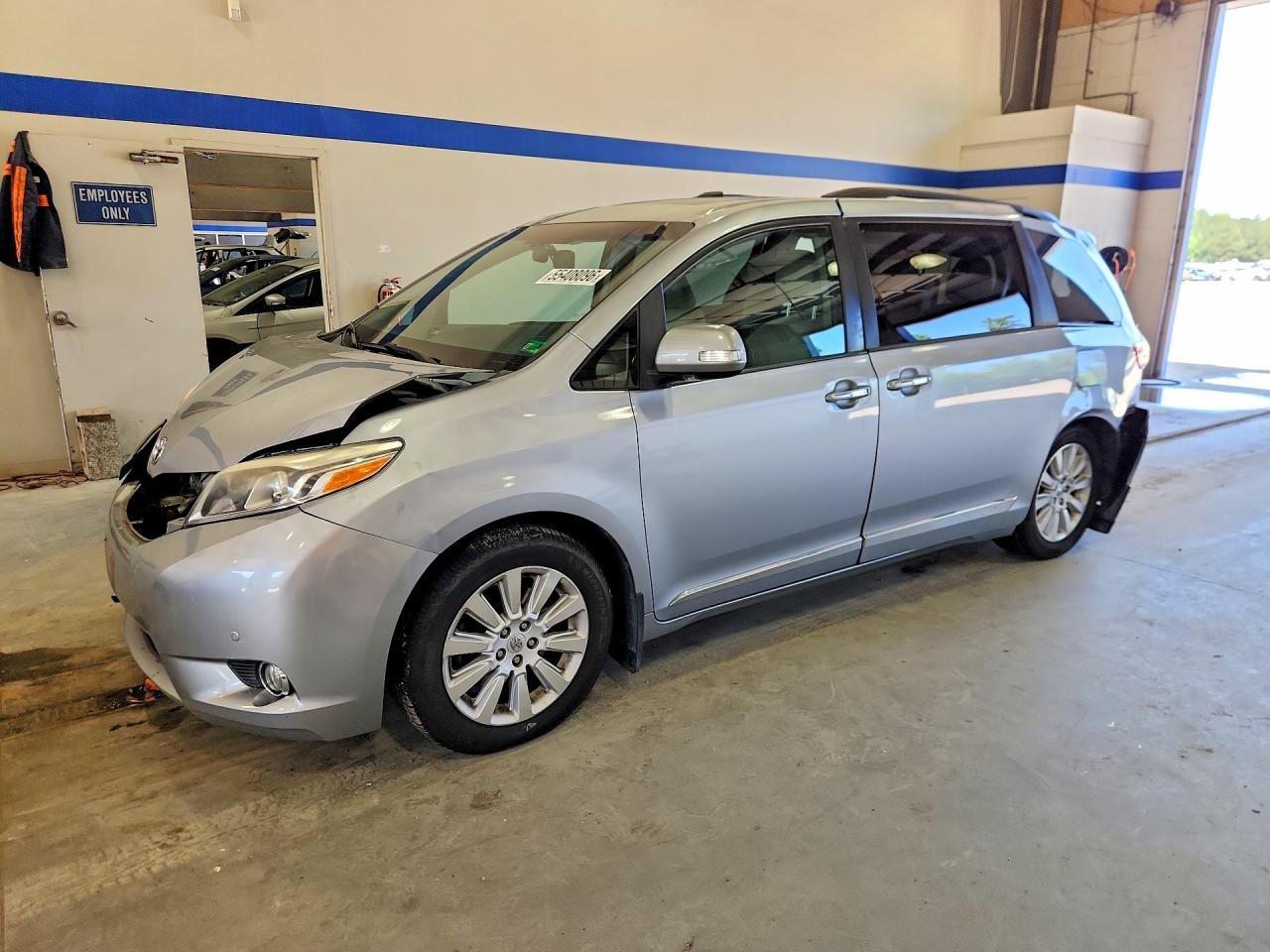 Salvage Toyota Sienna Image