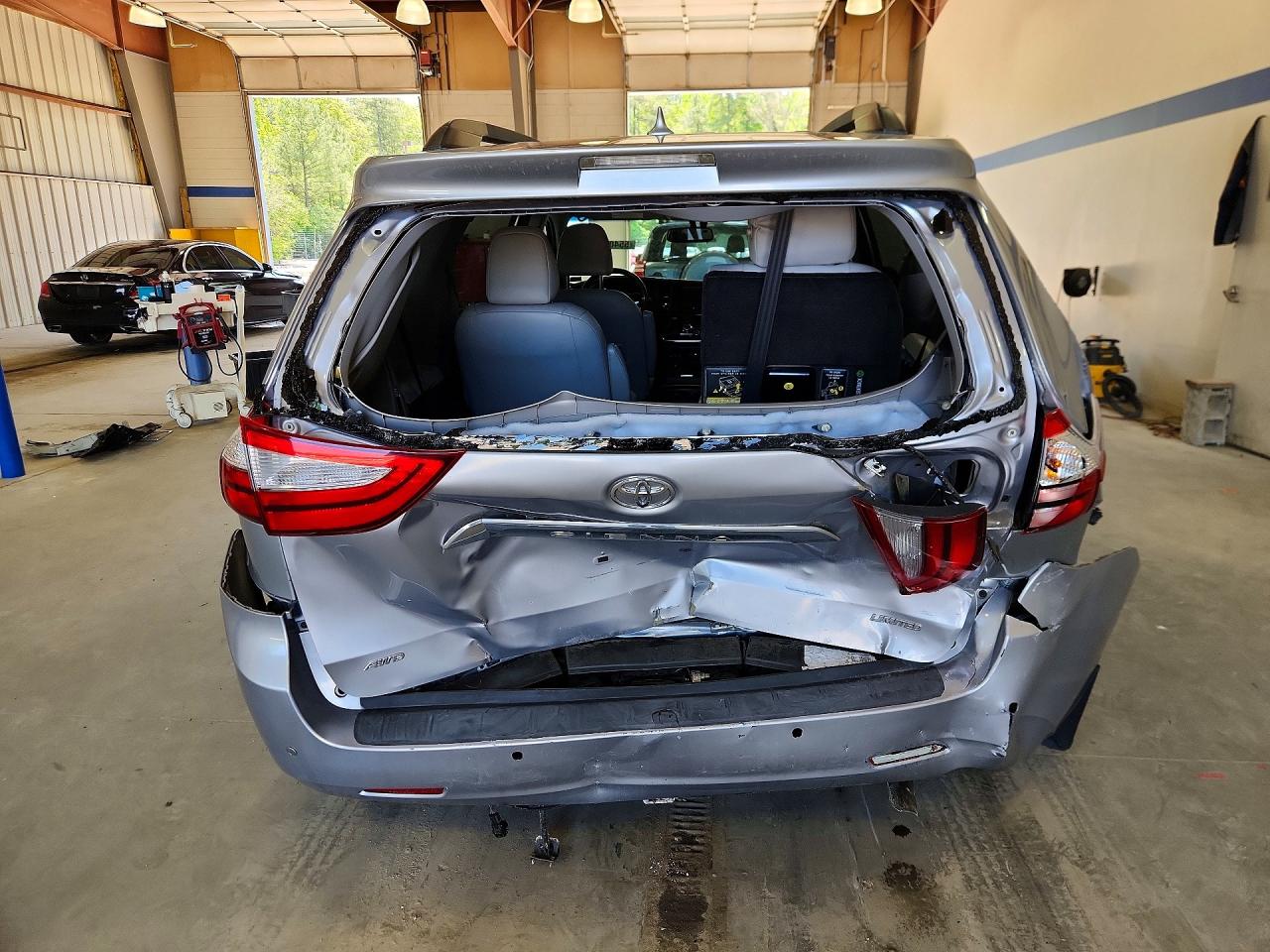 Toyota Sienna Limited Premium 7-passenger