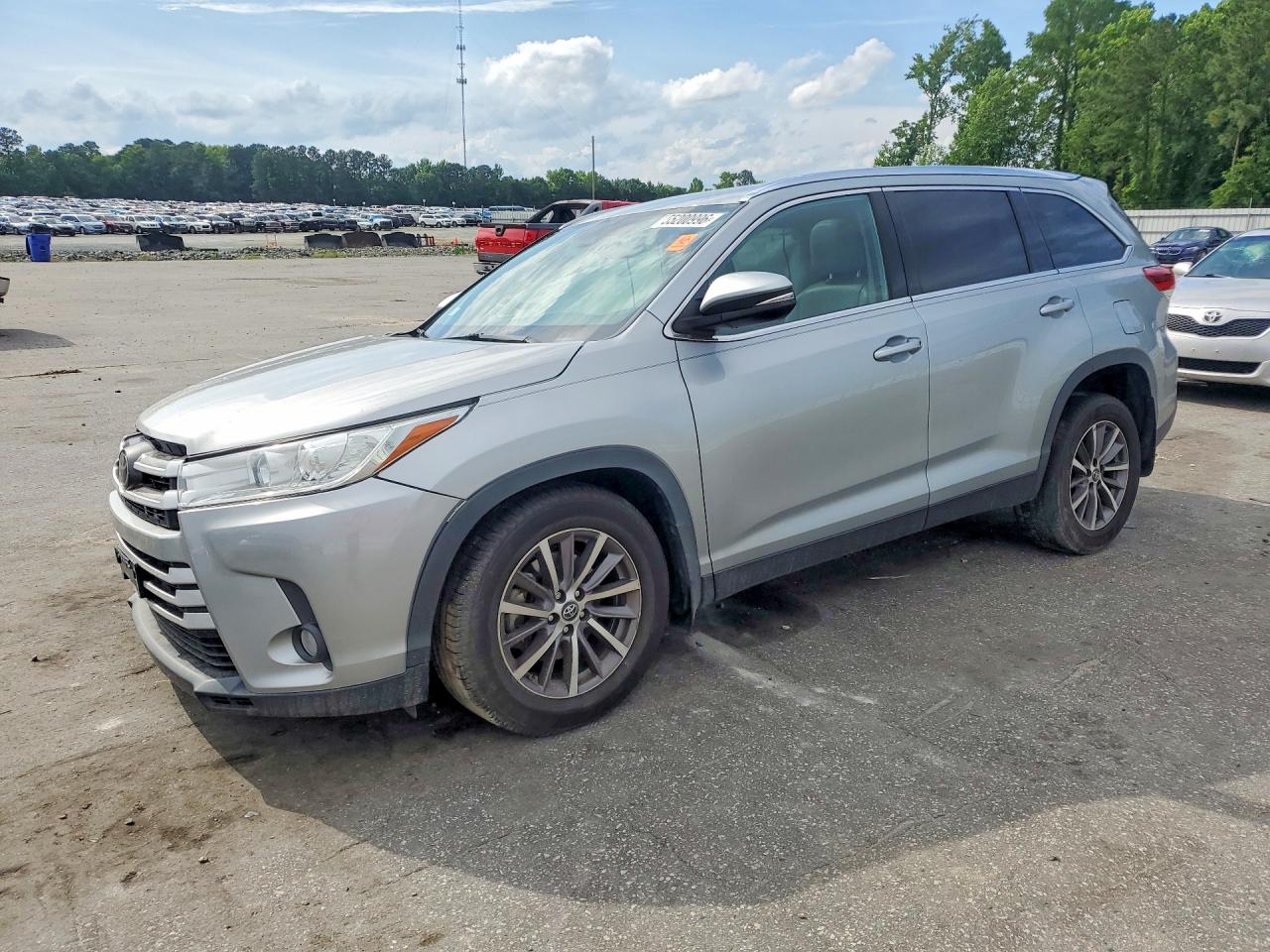 Salvage Toyota Highlander Image