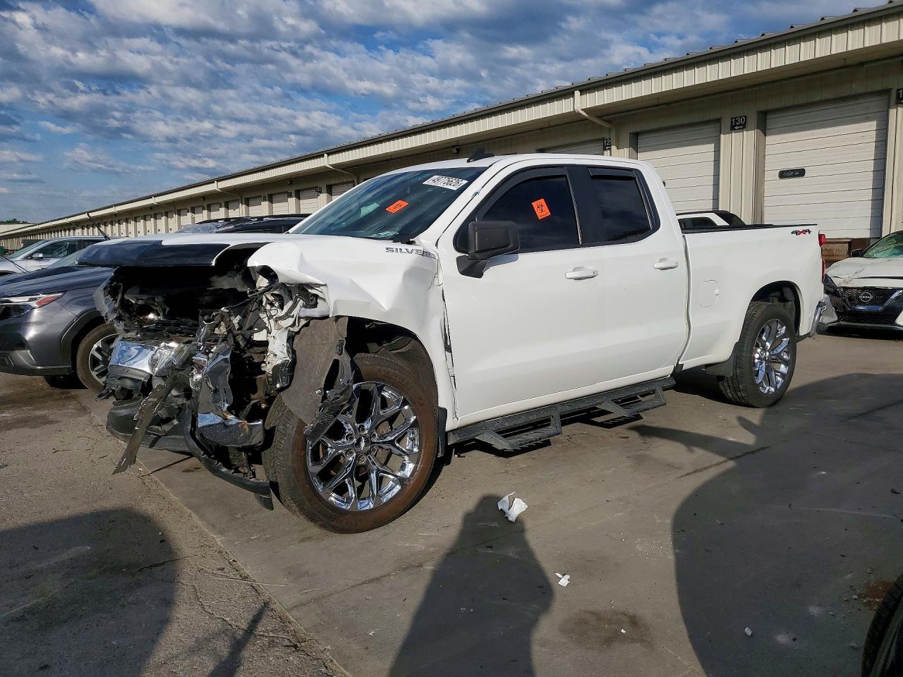 Salvage Chevrolet Silverado Image