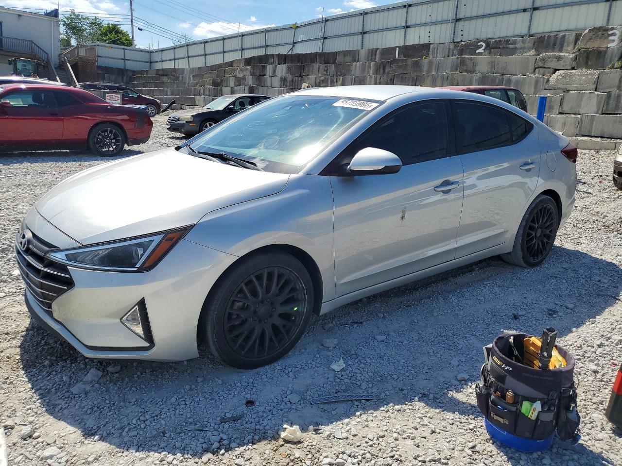 Salvage Hyundai ELANTRA Image