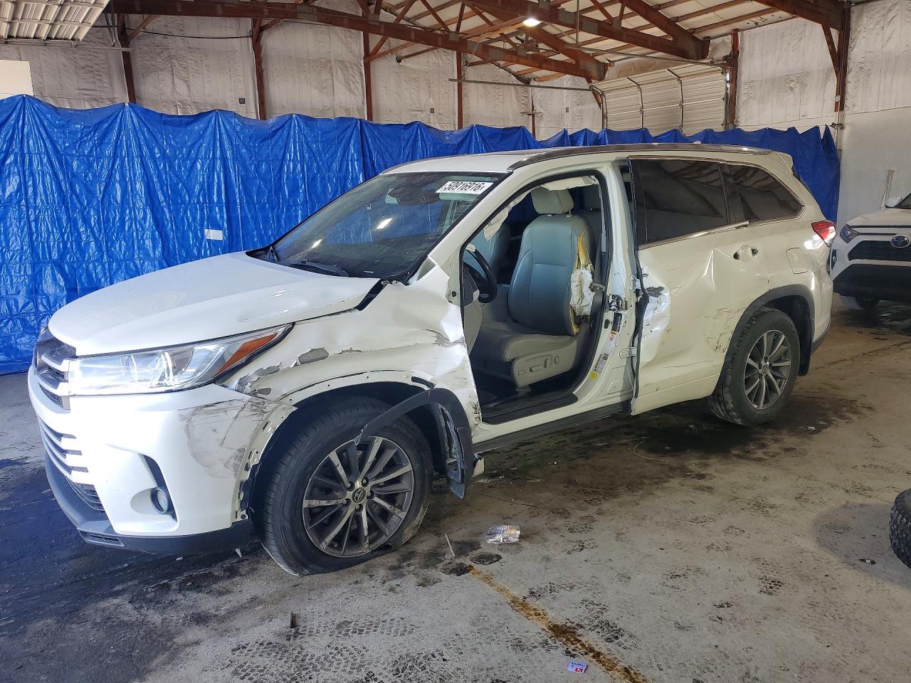 Salvage Toyota Highlander Image