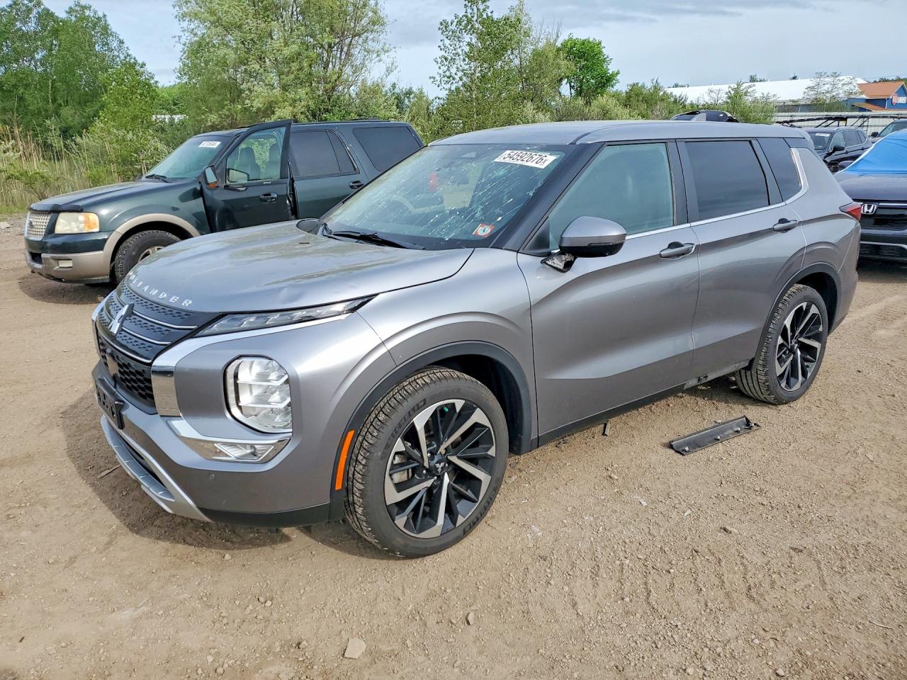 Salvage Mitsubishi Outlander Image