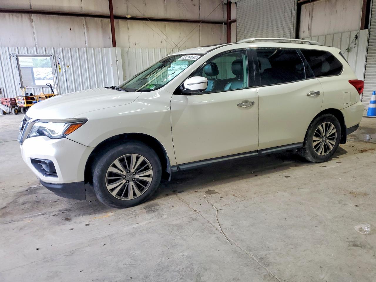 Salvage Nissan Pathfinder Image