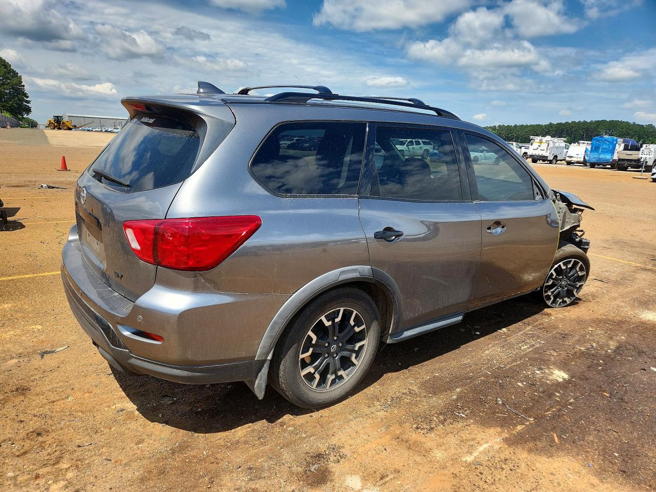 Nissan Pathfinder Sv