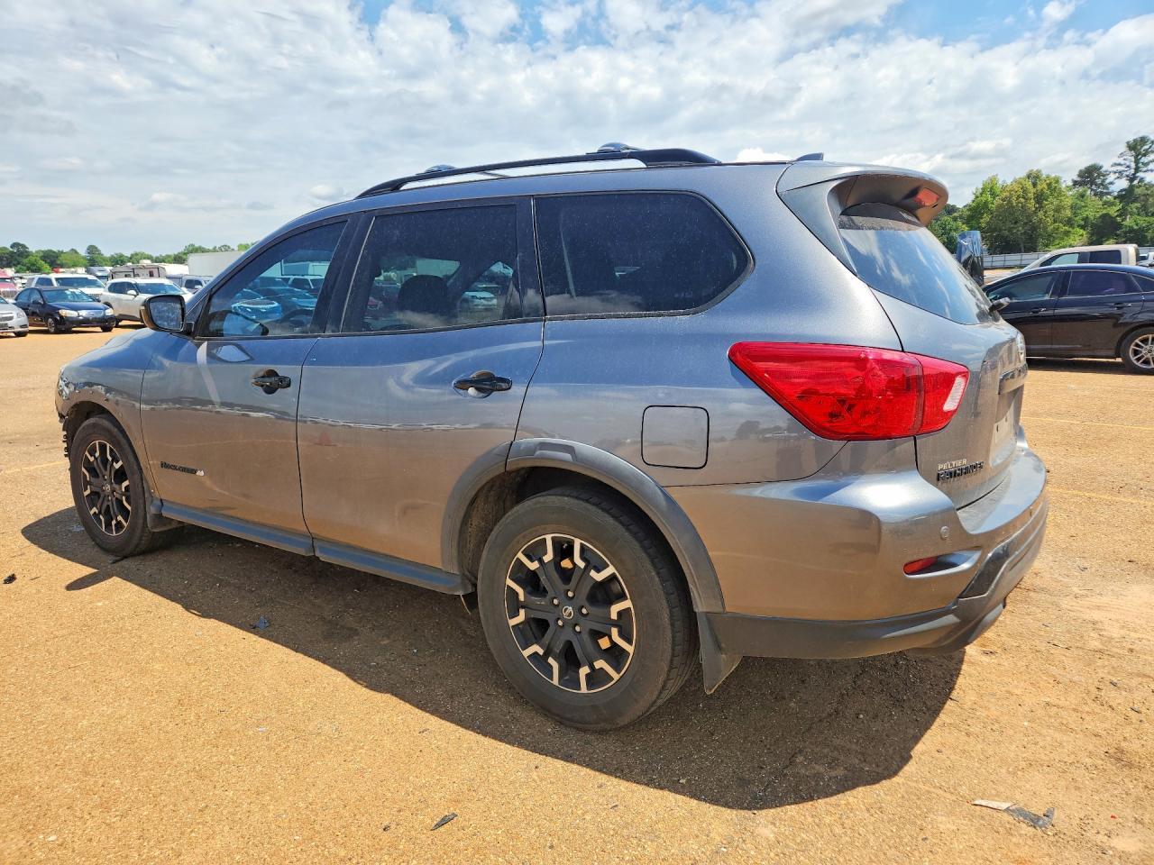 Nissan Pathfinder Sv