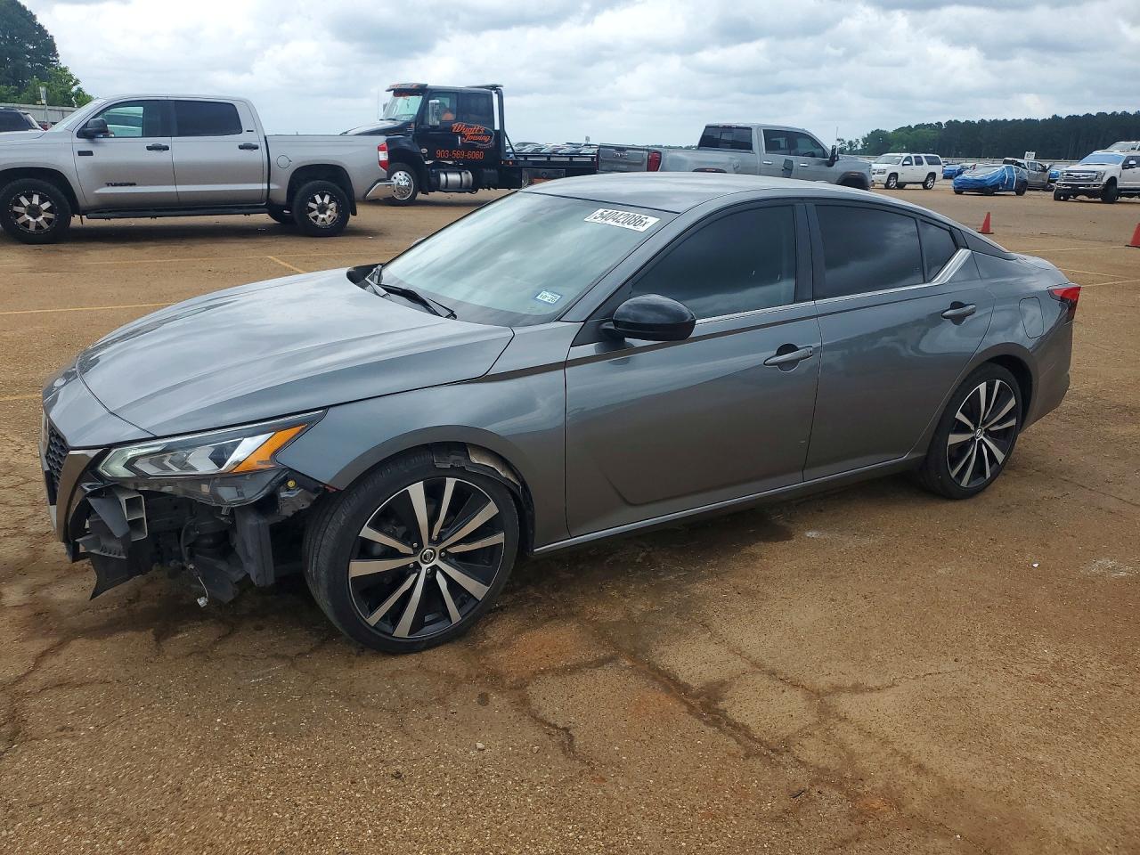 Salvage Nissan Altima Image