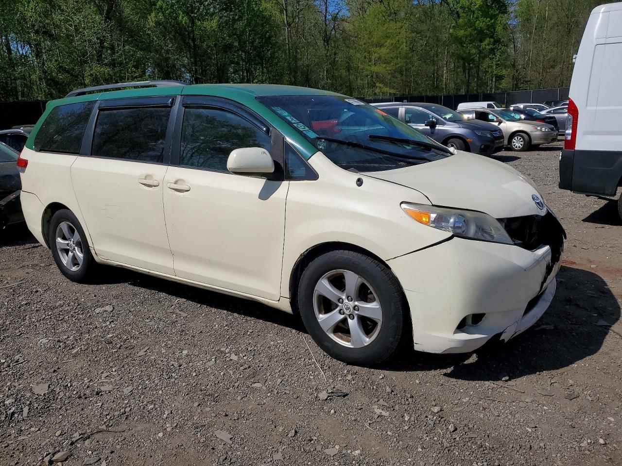 Toyota Sienna Le 8-passenger