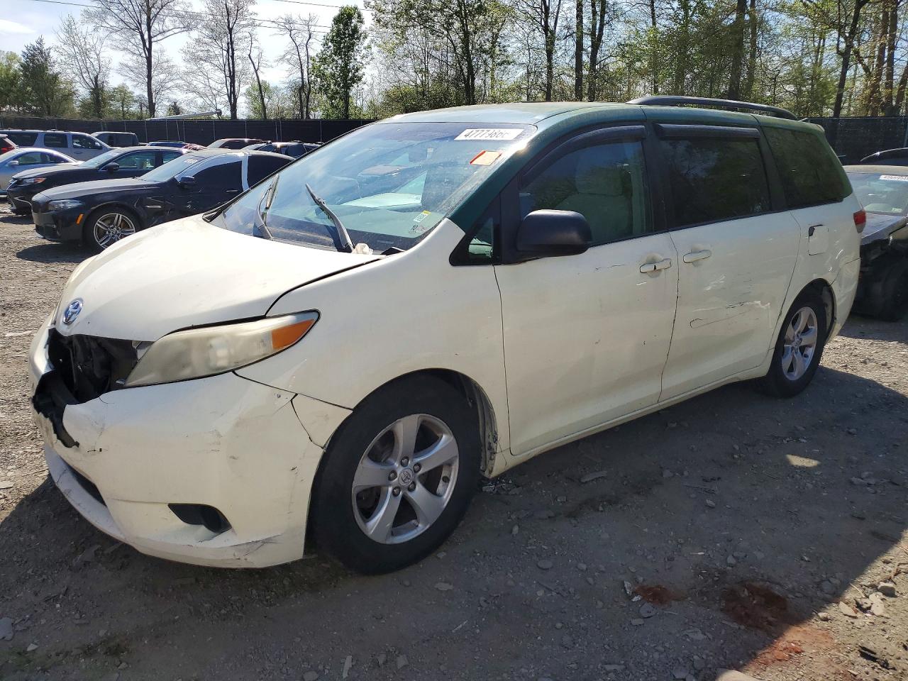 Salvage Toyota Sienna Image