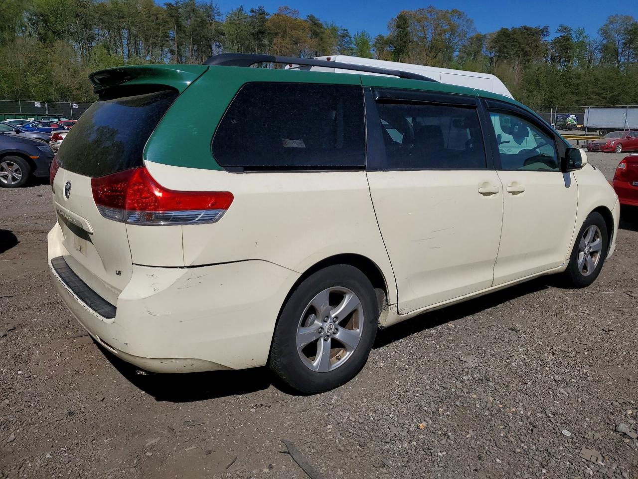 Toyota Sienna Le 8-passenger